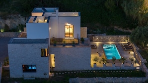 A modern house with a swimming pool, stone walls, and a balcony. - Luxury Villa Praska with 3 en-suite bedrooms, Finnish Sauna, private pool (Podstrana)