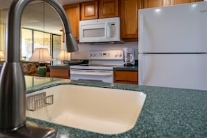Refrigerador, microondas, horno, placa de cocina