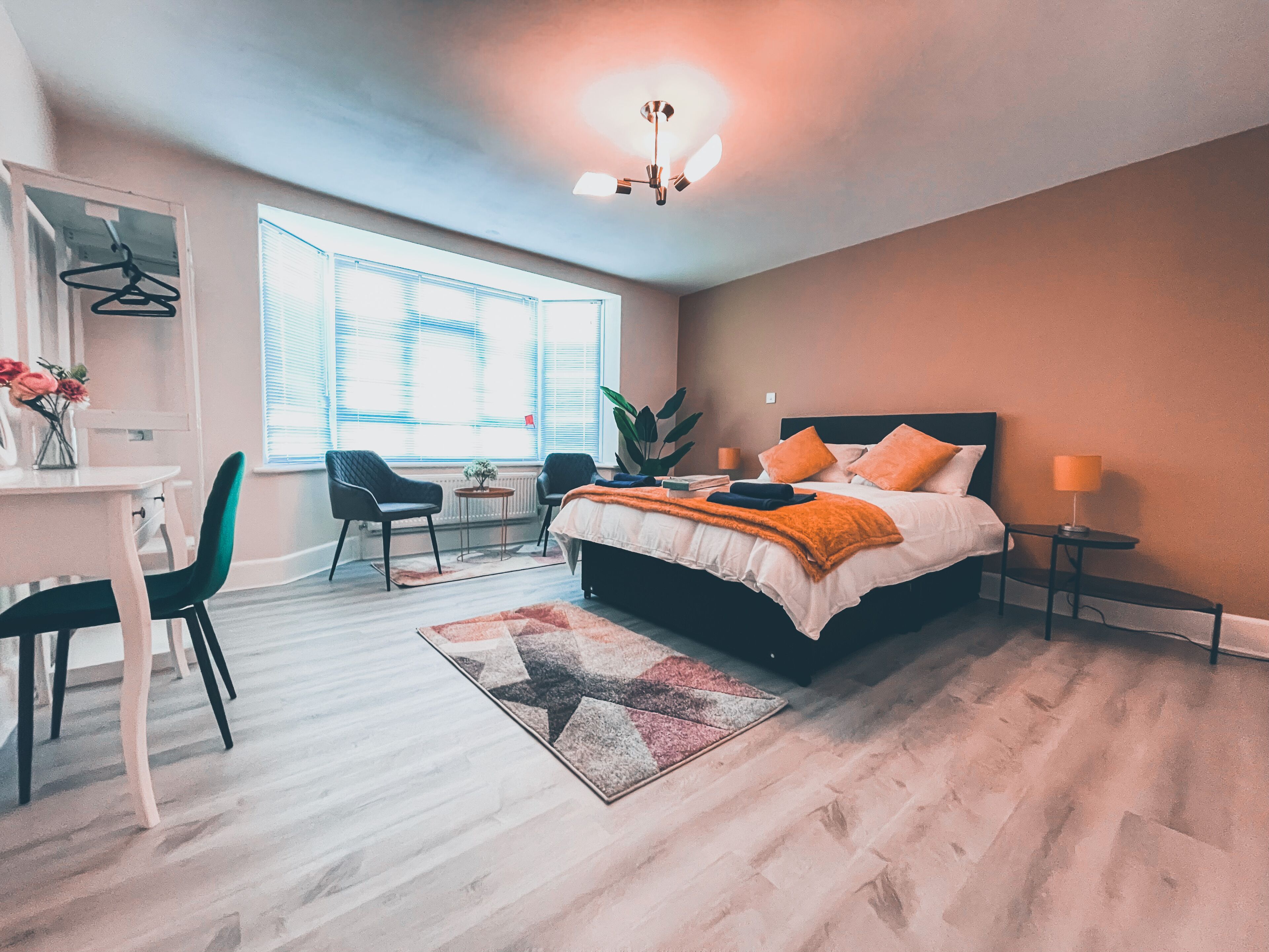 3 habitaciones, escritorio y tabla de planchar con plancha 