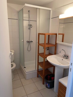 Een douche, een haardroger, handdoeken, zeep