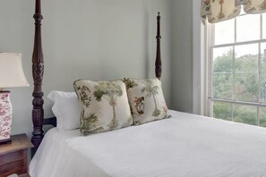 2 bedrooms, desk, iron/ironing board, WiFi