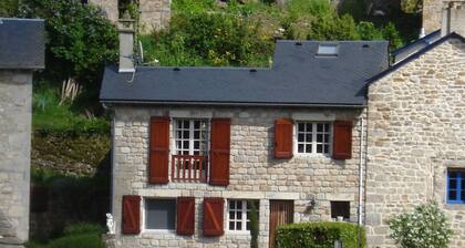 Of Character Häuschen in der Nähe von Millau im Dorf Charmante in Saint-Leons