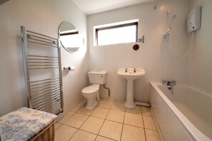 Combined shower/bathtub, hair dryer, towels - Beck Yeat Cottage - Coniston - close to lake (Coniston)
