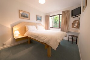 3 bedrooms, iron/ironing board, travel crib, free WiFi
