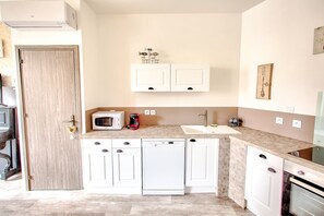 Réfrigérateur, four à micro-ondes, un four, surface de cuisson