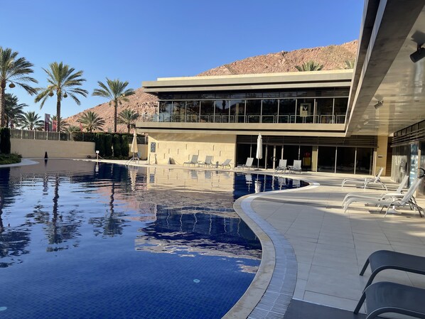 حمّام سباحة خارجي