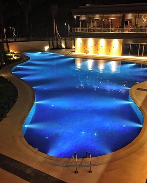 Una piscina al aire libre