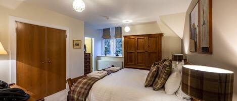 2 dormitoris, planxa i posts de planxar, wifi gratuïta i roba de llit