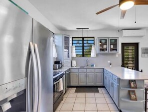 Kjøleskap, mikrobølgeovn, ovn og kokeplater