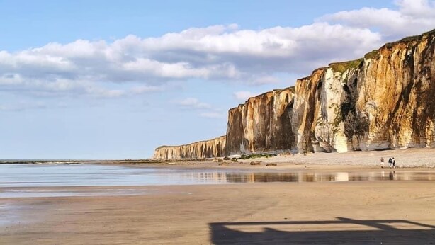 A coastal landscape with cliffs and a sandy beach. - "La Chaumière de Nanou", with large garden and close to the sea. (Saint-Valery-en-Caux)