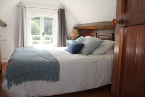 2 bedrooms, desk, travel crib, free WiFi