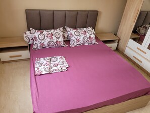 3 bedrooms, iron/ironing board, free WiFi, bed sheets