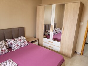 3 slaapkamers, een strijkplank/strijkijzer, gratis wifi, beddengoed