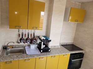 Een koelkast, een microgolfoven, een oven, een kookplaat