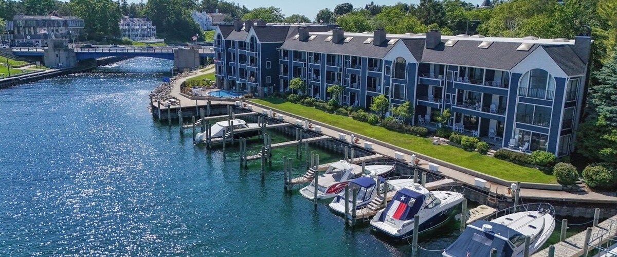 샤를브와 (MI) First-Floor Lakefront Gem | Downtown Charlevoix | Pool, Hot Tub, Sauna 호텔 객실