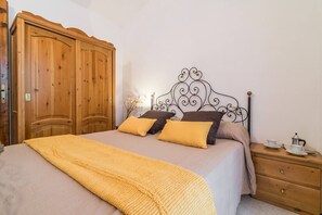 1 bedroom, bed sheets - VILLA GERANI: private location  (Cala Gonone)