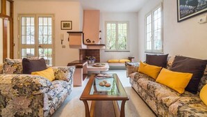 TV - VILLA GERANI: private location  (Cala Gonone)