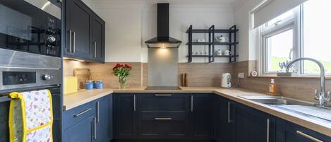 Een koelkast, een magnetron, een oven, een kookplaat