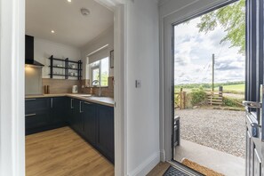 Fridge, microwave, oven, stovetop - Wilson's Cottage - sleeps 4 guests  in 2 bedrooms (Falkirk)