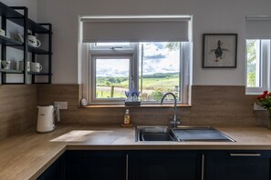 Fridge, microwave, oven, stovetop - Wilson's Cottage - sleeps 4 guests  in 2 bedrooms (Falkirk)