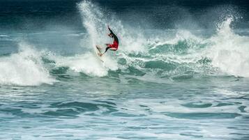 Un surfeur surfe sur une vague dans l’océan.