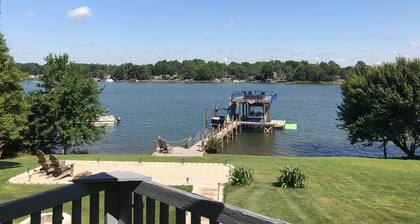 3 Bdrm / 2 Bath Lakefront Bungalow with Amazing Views.