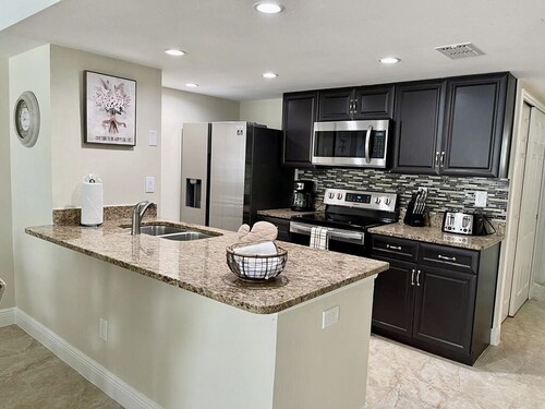Grand Deluxe 3BR Condo Apartment near Disney