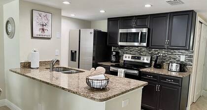 Grand Deluxe 3BR Condo Apartment near Disney