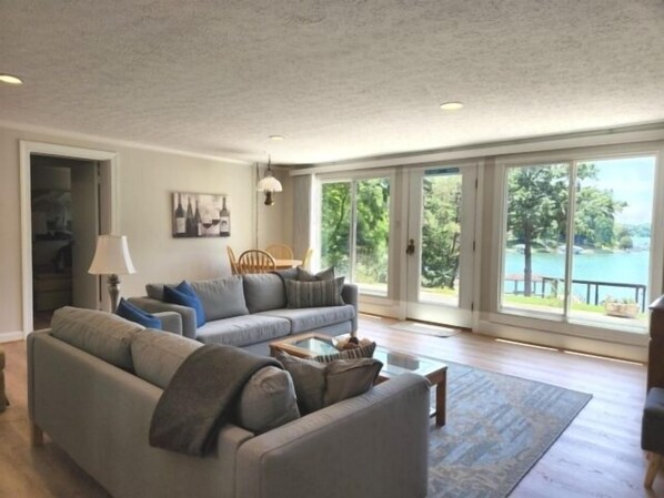 TV - 2 Kayaks, Wifi, Great dock, Roku, One Level. (Moneta)