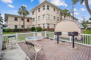 A building with a flat roof, multiple windows, and a mailbox. - Friendly Native Unit 507- Fun and relaxation on vibrant St Pete Beach! (St Pete Beach)