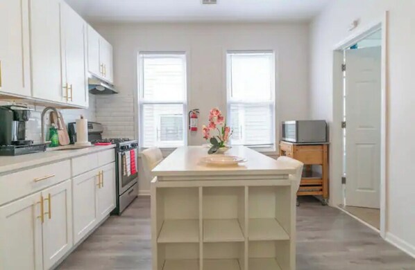 Frigorifero, microonde, forno, piano cottura