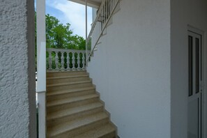 A staircase with white walls and a balustrade leading to a balcony. - Apartment SoMi 2 (Poreč)