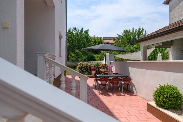 تناول الطعام بالخارج