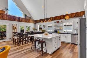 Réfrigérateur, four à micro-ondes, un four, surface de cuisson