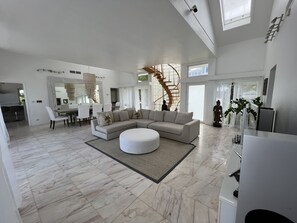 Smart TV, stereo, computer monitors, printers - Perfect Beachfront House (Nassau)