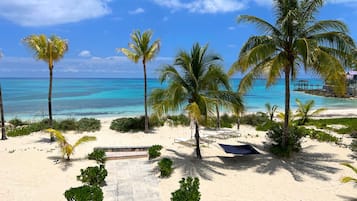 Plage, chaises longues, serviettes de plage