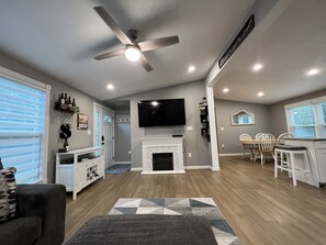 Smart TV, chimenea y bocina smart