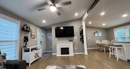 Beautiful 3 BR Full House w/ King Bed on Dead End- 5 min from town!