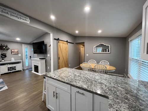 Beautiful 3 BR Full House w/ King Bed on Dead End- 5 min from town!