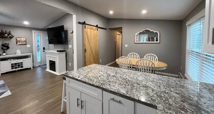 Beautiful 3 BR Full House w/ King Bed on Dead End- 5 min from town!