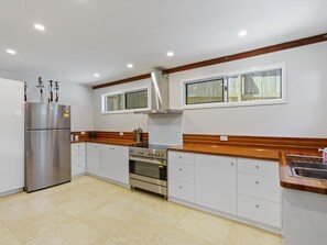 雪櫃、微波爐、焗爐、爐具