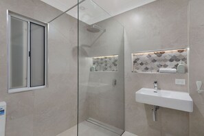 Douche, serviettes fournies