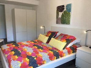 1 bedroom, free WiFi - Hyères-Plage, charming F2 in villa, garden, private parking, 150m from beach and port  (Hyères)