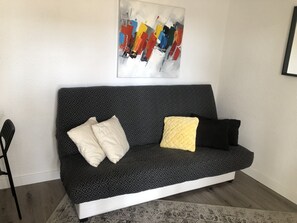 TV - Hyères-Plage, charming F2 in villa, garden, private parking, 150m from beach and port  (Hyères)