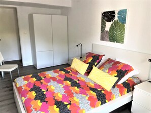 1 bedroom, free WiFi - Hyères-Plage, charming F2 in villa, garden, private parking, 150m from beach and port  (Hyères)
