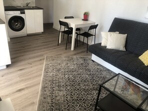 Interior - Hyères-Plage, charming F2 in villa, garden, private parking, 150m from beach and port  (Hyères)