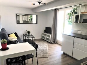 TV - Hyères-Plage, charming F2 in villa, garden, private parking, 150m from beach and port  (Hyères)