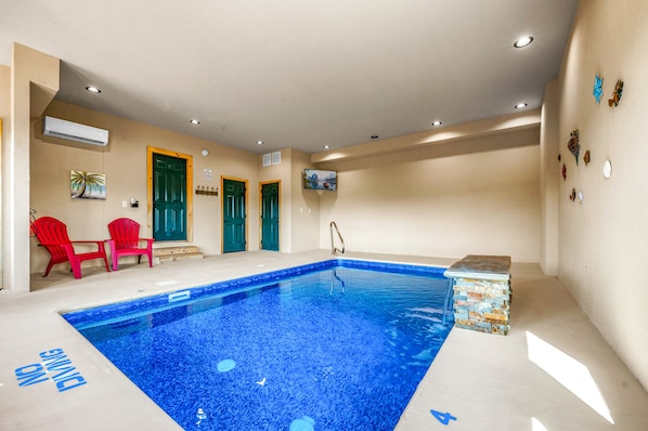 Una piscina cubierta, una piscina climatizada