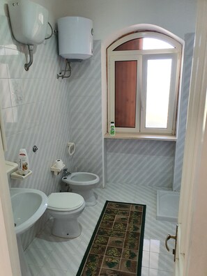 Doccia, bidet, asciugamani, sapone