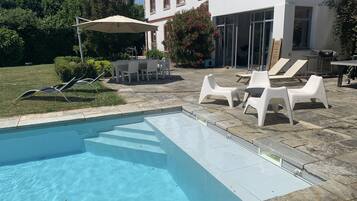 Een buitenzwembad en een verwarmd zwembad